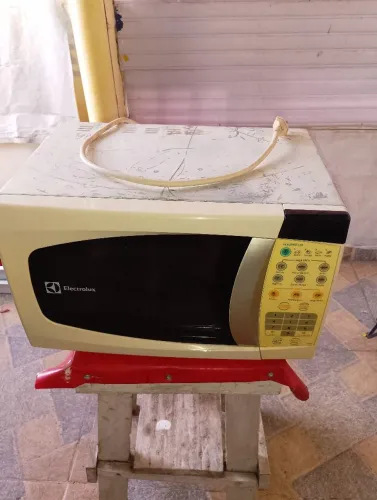 Vendo um microondas 20 litros 200 reais