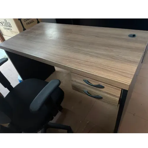 Mesa de escritório em MDF 120x60x76cm