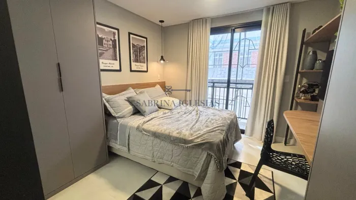 Studio com piso e móveis planejados no Centro de Curitiba