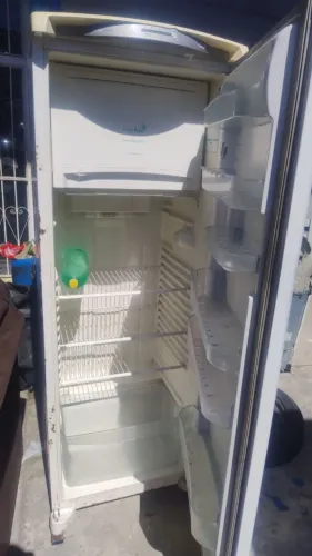? GELADEIRA CONSUL À VENDA $ 650. Em bom estado e funcionando perfeitamente
