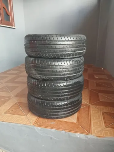 Pneus de carros semi-novos