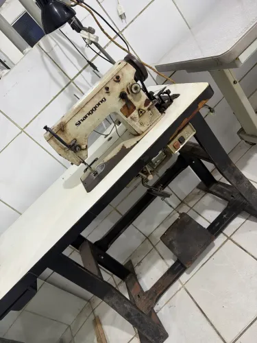 Máquina reta industrial Shanggong funcionando.