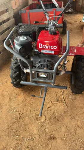 Tratorito branco de 15 HP gasolina com carreta