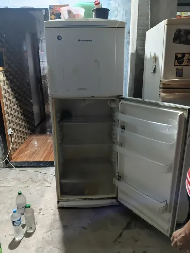 Vendo uma geladeira continental 500 reais zap *
