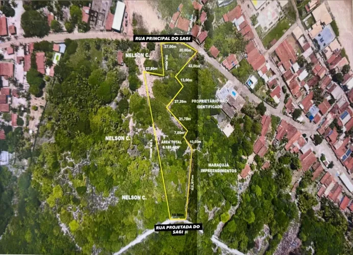 Terreno amplo com vista para o mar, de duplo acesso.