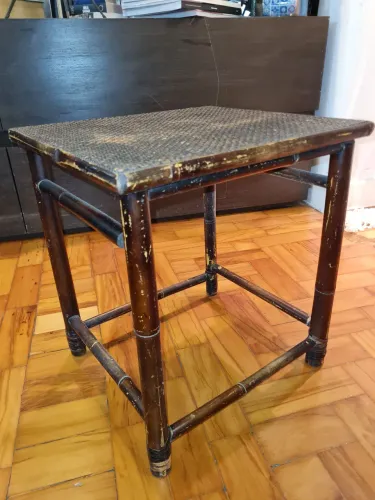 Mesa de canto antiga Rattan