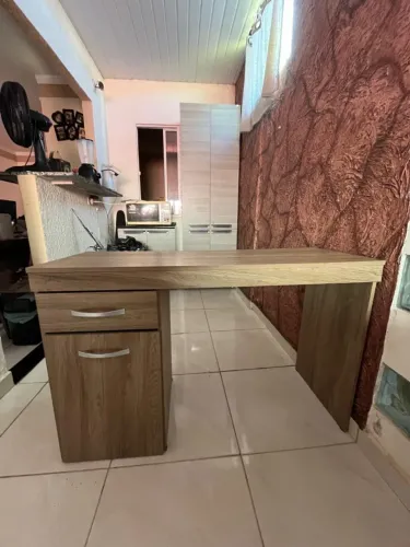 Escrivaninha com gaveta e porta.