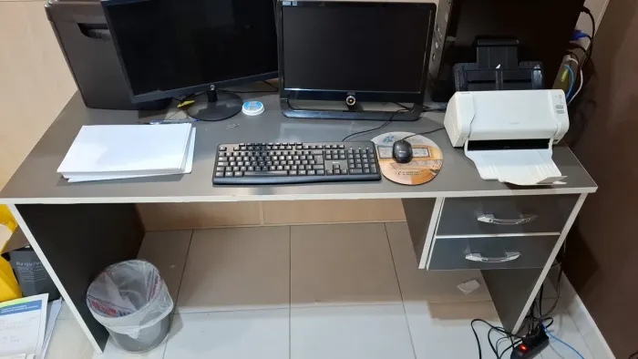 Mesa de Escritório / Escrivaninha 1,50m com Gaveteiro