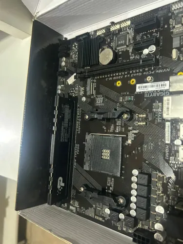 Placa mãe GIGABYTE A320M-S2H+ Memória patriot 4gb DDR4<br>2400MHZ<br>R$300