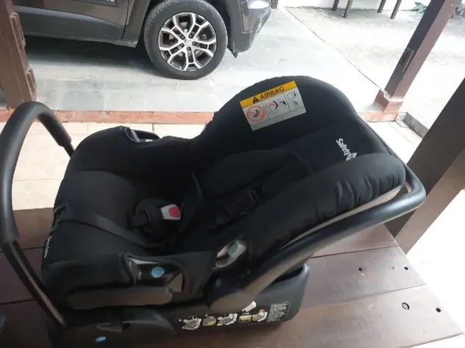 Cadeira de bebê para carro semi-nova