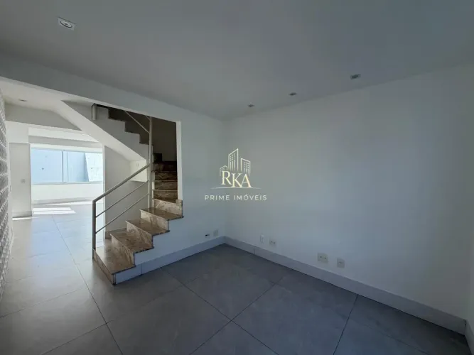 Casa com 180 m², 4 dormitórios sendo 1 suíte e 2 vagas para locação no Condomíni
