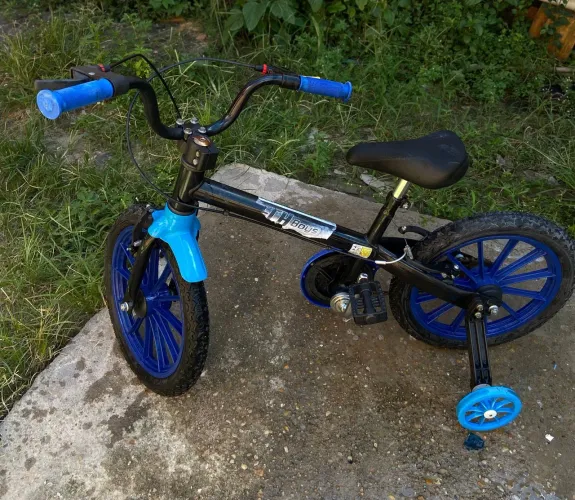 Bicicleta azul bem conservada 