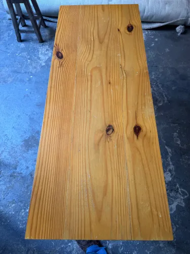 Mesa de madeira com pé de ferro