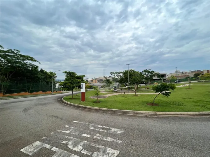 Terreno de esquina à venda no Alphaville Nova Esplanada III em Votorantim SP