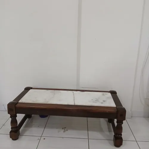 Mesa colonial de centro de mármore, madeira maciça