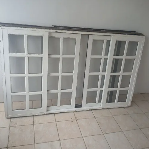 Janela de madeira com vidro