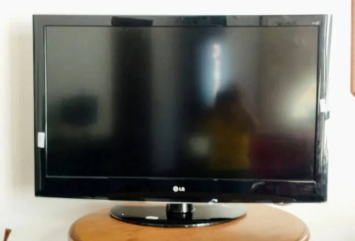 TV LG 42 polegadas/com defeito - suporte para mesa, cabo de energia e controle  
