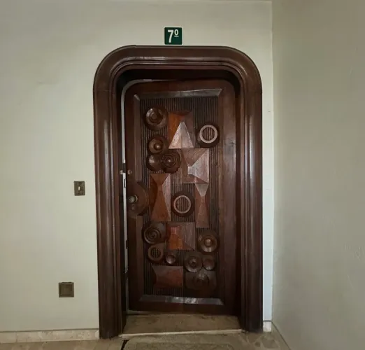 Vendo porta antiga entalhada. Excelente estado. Batente e guarnições 