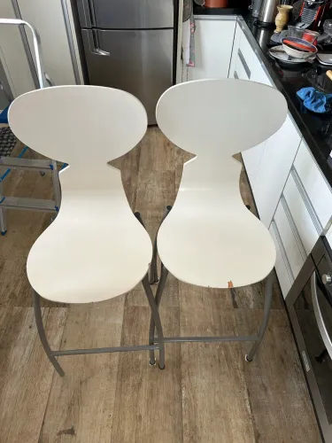 Duas banquetas de cozinha 