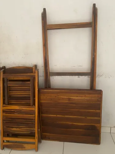 Vende-se. Cadeira dobrável e 4 cadeiras