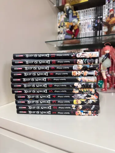 Mangás Demon Slayer Kimetsu no Yaiba volumes 1 ao 11