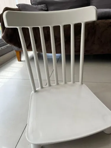 Cadeira branca plástico com pés de madeira