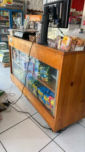 Balcão em pinus com gavetas e vitrine