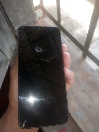 Estou vendendo esse celular com defeito só na tela quebrada o resto tá tudo bom