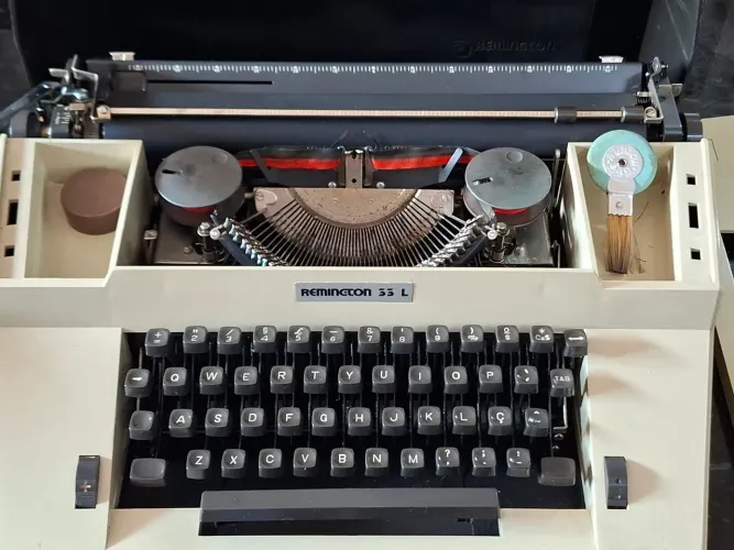 Antiga máquina de escrever REMINGTON 33L portátil p/decoração e colecionadores