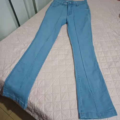 Calça Jeans Flare tamanho 40 (forma pequena)