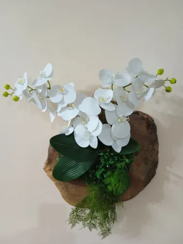 Decoração de parede com plantas artificiais 