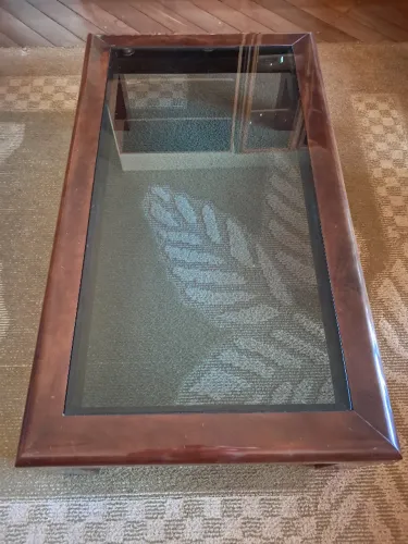 Mesa de centro de madeira envernizada e tampo de vidro