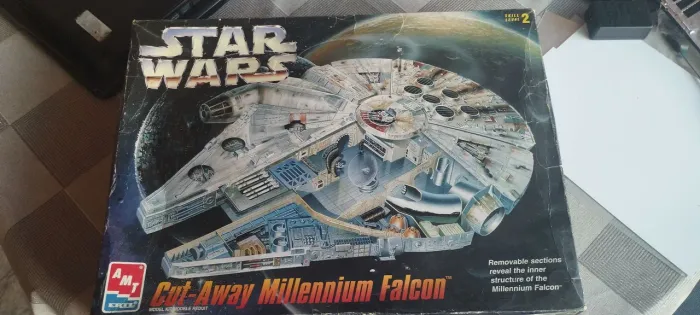 Maquete importada grande Millenium Falcon Star Wars 