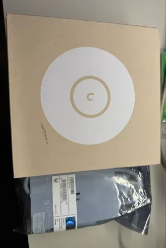 Ponto de acesso WiFi 7 compacto, montado no teto, com 4 fluxos espaciais e uplink de 2,5