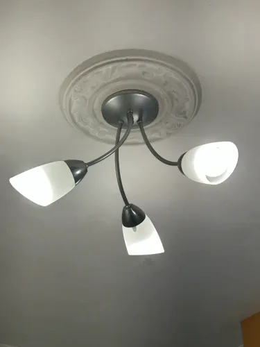 Lustre de teto em metal com três pontos de luz com focos foscos.