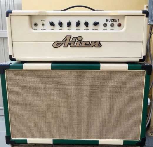 Amplificador valvulado Alien Rocket 30w
