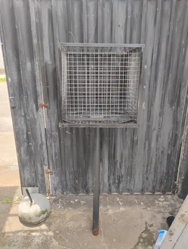 Lixeira pra frente de casa