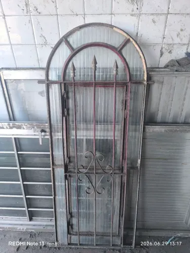3 Janelas antigas reforçadas 1,50 x 0,60