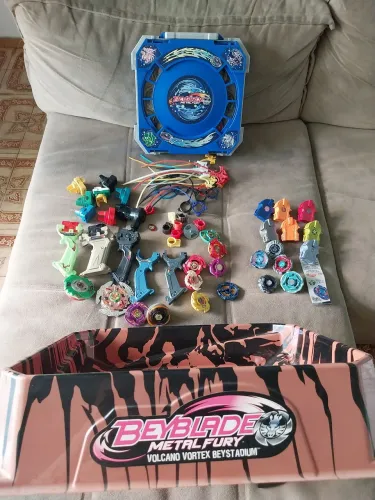 BeyBlade, Maleta, Arena, peões e suportes.