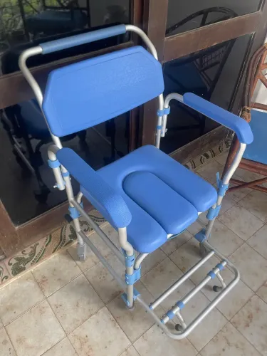 Cadeira de Banho alumínio novinha