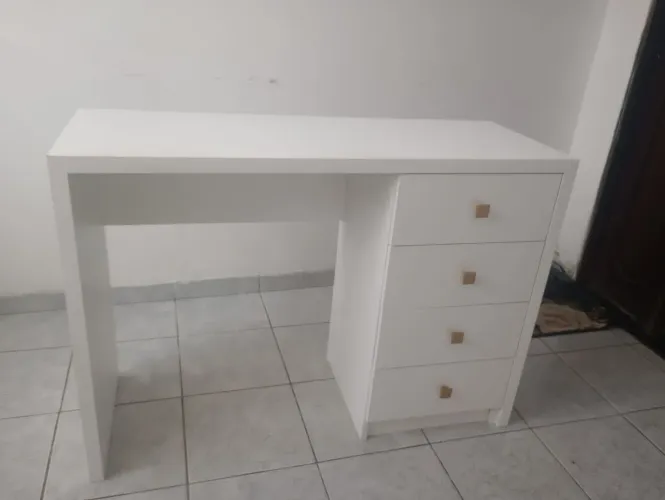 Escrivaninha toda em MDF