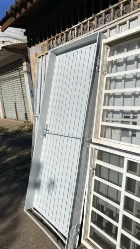 Porta de serralheiro reforçada