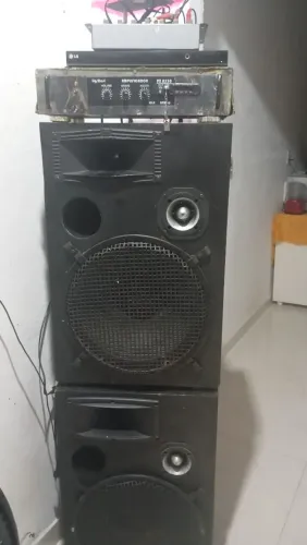 Vende-se esse som montado duas bocas de 15 de 650 cada um ficador com Bluetooth uma mesa