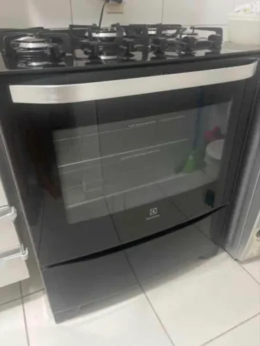 Fogão 5 Bocas + Forno - Electrolux Preto Mesa de Vidro e Grades de Ferro