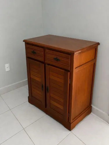 Sapateira de madeira maciça