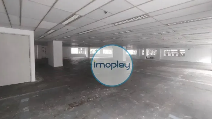 Laje comercial com 2048m² vão livre, com piso elevado, forro modular, 08 banheiros e 04 co
