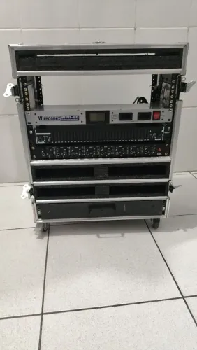 Rack de periféricos com aparelhos