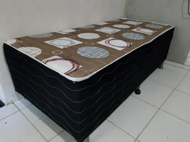 Vende-se cama box de solteiro com colchão acoplado nela. Com 10 cm de altura de espuma