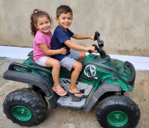 Quadriciclo Infantil Elétrico com Bateria de Litio.