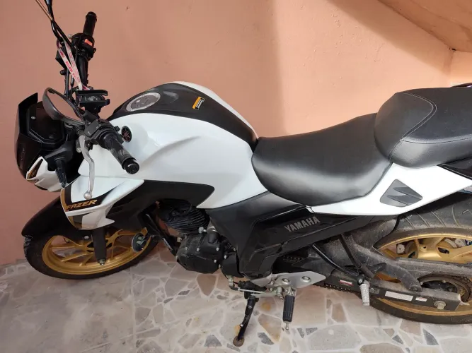 MOTO YAMAHA FZ25
